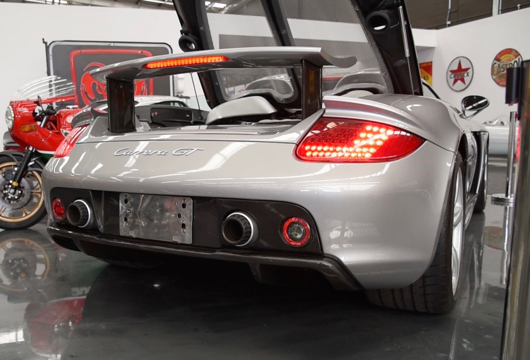 Video: Porsche Carrera GT engine sound start-up, idle and rev - Top10Cars